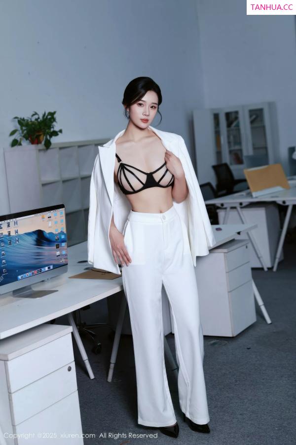   [XiuRen]高清写真图 2025.10.24 No.10908 南乔 开档黑丝第13张图片